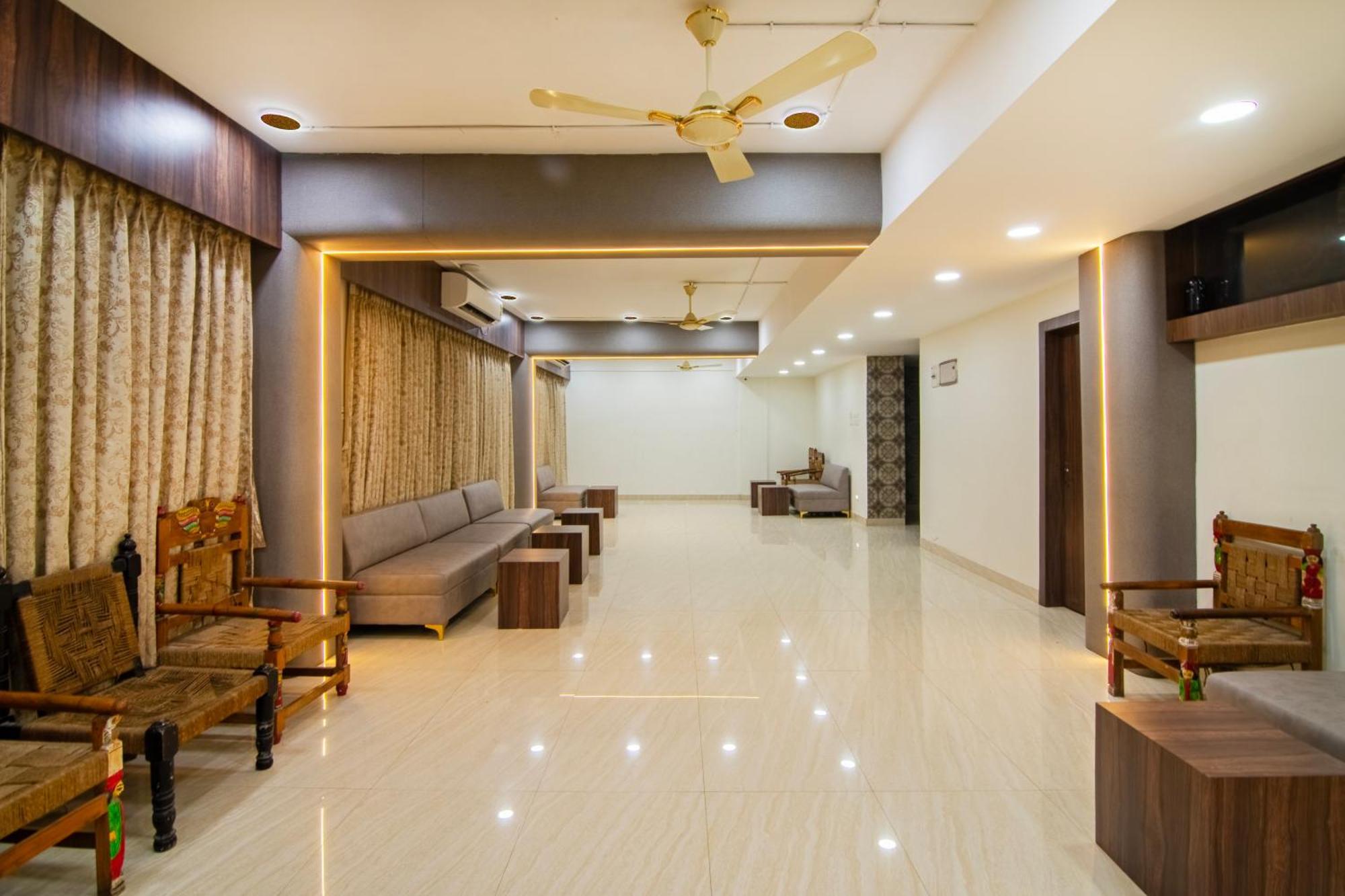 Treebo Petals Banquet & Suites - Kolkata Bagian luar foto